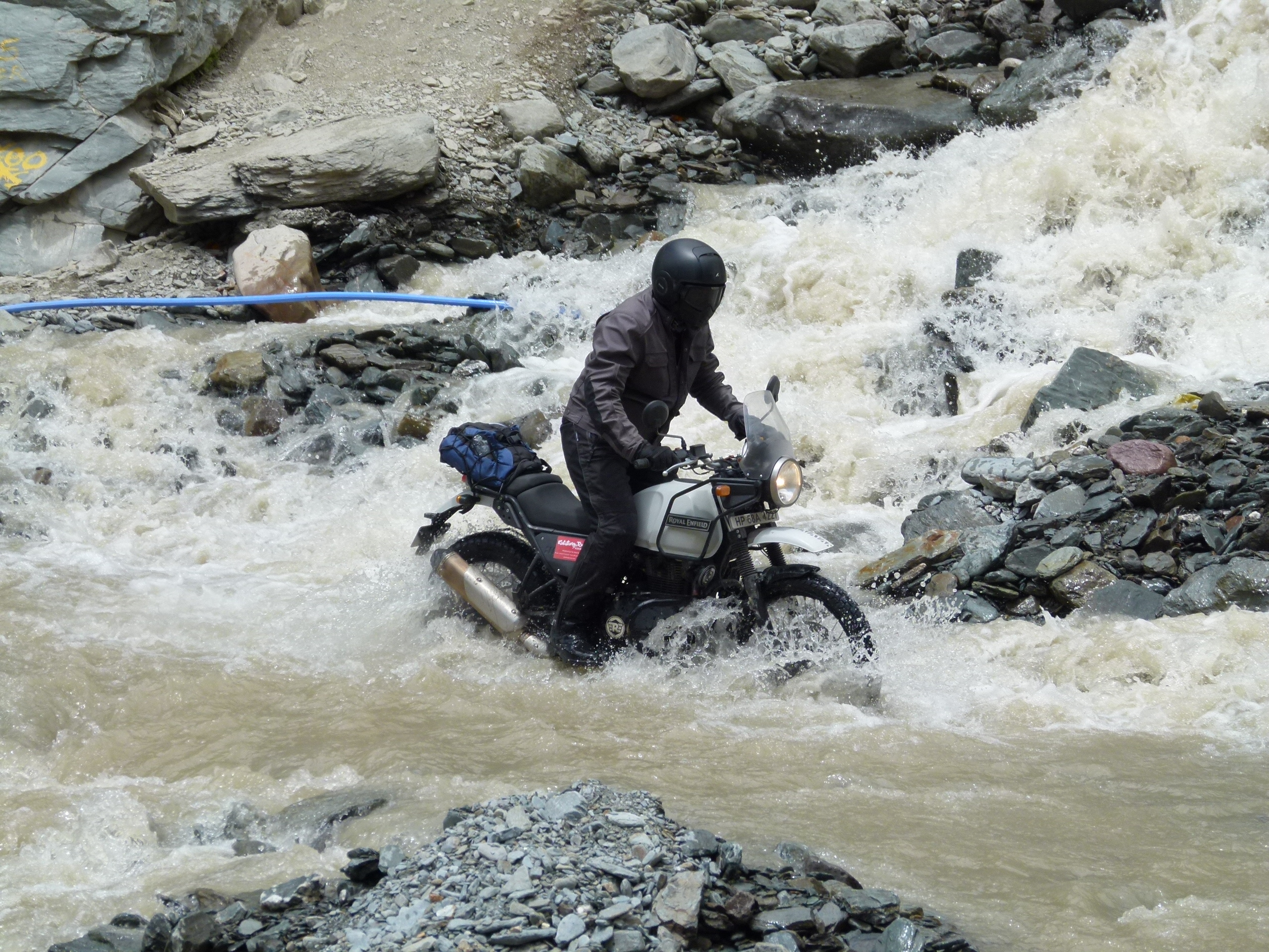 vadeando rios himalaya